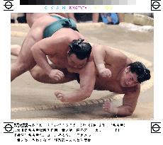 Takanonami throws Tananowaka