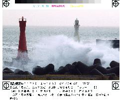 (2)Typhoon Halong hits Japan
