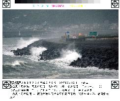 (1)Typhoon Halong hits Japan
