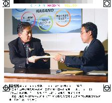 (1)Ex-Nagano Gov. Tanaka transfers duties to his successor