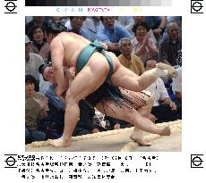 Asashoryu defeated by Takanonami