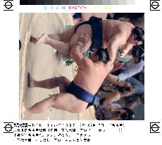 (3)Three tied for lead at Nagoya sumo tournament