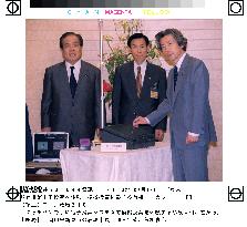 Koizumi tries out Japan's 1st electronic voting machine