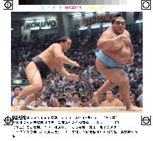 Musashimaru defeated by Asashoryu