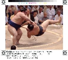 Asashoryu suffers loss at Nagoya sumo