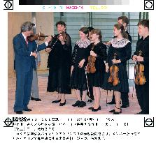 Koizumi plays 'Twinkle, Twinkle, Little Star' on violin