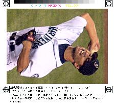 Hasegawa performs hitless pitching