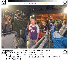 Children visit homes on evacuated Miyakejima Island+