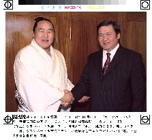Sumo wrestler Asashoryu pays courtesy call on prime minister