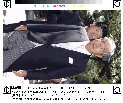 (3)5 cabinet ministers visit Yasukuni Shrine on anniversary