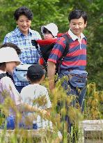 (1)Crown prince, family on holiday