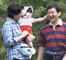 (2)Crown prince, family on holiday