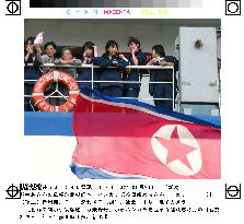 (2)Japanese woman leaves for N. Korea to see son