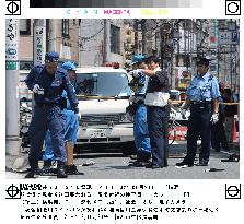 Robbers shoot 2 guards, steal 10 mil. yen at bank