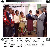 Koizumi meets orphans again after 5 yrs in S. Africa