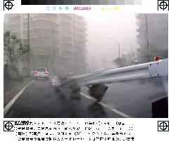 (1)Typhoon Sinlaku batters Okinawa
