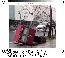 (2)Typhoon Sinlaku batters Okinawa