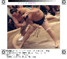 Asashoryu beats Takanonami at autumn sumo tournament