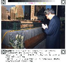 Koizumi visits 'Ground Zero,' prays for victims