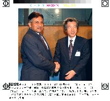 Koizumi pledges aid to Pakistan, calls for democracy