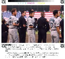 Mariners' Japanese players listen to Bush's speech