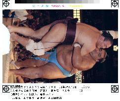 Musashimaru defeats Takamisakari
