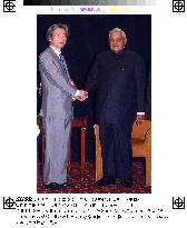 Koizumi meets Vajpayee