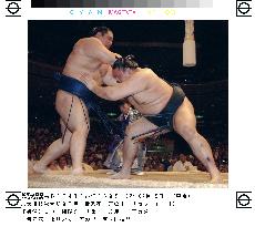 (1)Takanohana solid, Asashoryu marches on at autumn sumo