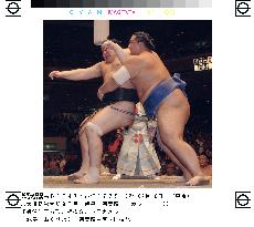 Ozeki Asashoryu thrown for 1st loss at autumn sumo