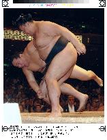 Takanohana beats Asashoryu at autumn sumo meet