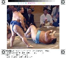 Musashimaru falls victims to Kaio