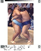 (2)Taka, Musashimaru win to set up yokozuna showdown