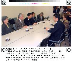 (1)Joy, doubt grip kin of 5 abductees on news of homecoming