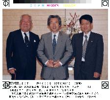 (2)Koizumi has lunch with 2 Japanese Nobel laureates