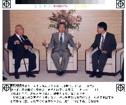 (1)Koizumi has lunch with 2 Japanese Nobel laureates