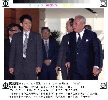 (3)Koizumi has lunch with 2 Japanese Nobel laureates