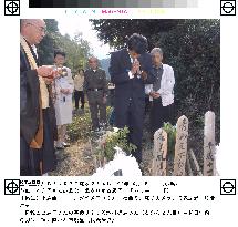 (2)Abductees visit relatives, graves