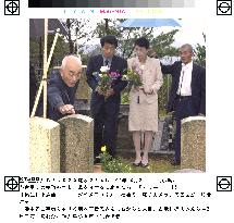 Chimura, Hamamoto visit graves of Hamamoto family