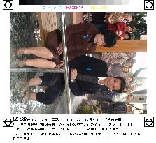 Hasuike, Okudo enjoy hot spring