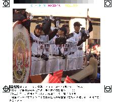 (2)Yomiuri Giants parade in Ginza