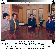 Abe, Nakayama visit Hasuikes in Niigata