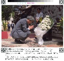 Koizumi visits Cambodia monument to slain Japanese volunteer