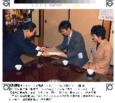 Niigata Gov. Hirayama visits Hasuike house in Kashiwazaki