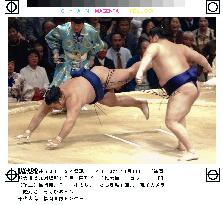 Chiyotaikai loses bout against Takanowaka