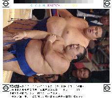 Kaio suffers loss at Kyushu sumo