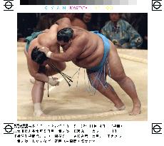 Musashimaru suffers 1st loss in Kyushu sumo