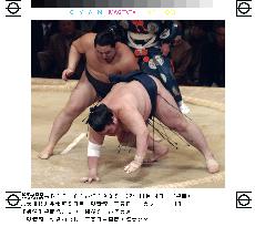 Asashoryu wins 5th straight in Kyushu sumo