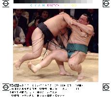 Asashoryu stays in pole position at Kyushu sumo