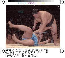 Akinoshima marks 8th win at Kyushu sumo tourney