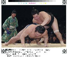 Asashoryu labors to 13th win at Kyushu sumo